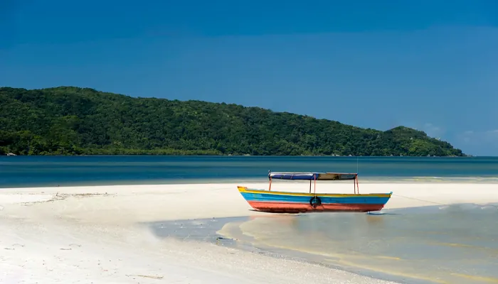 Praia vazia na Ilha do Mel
