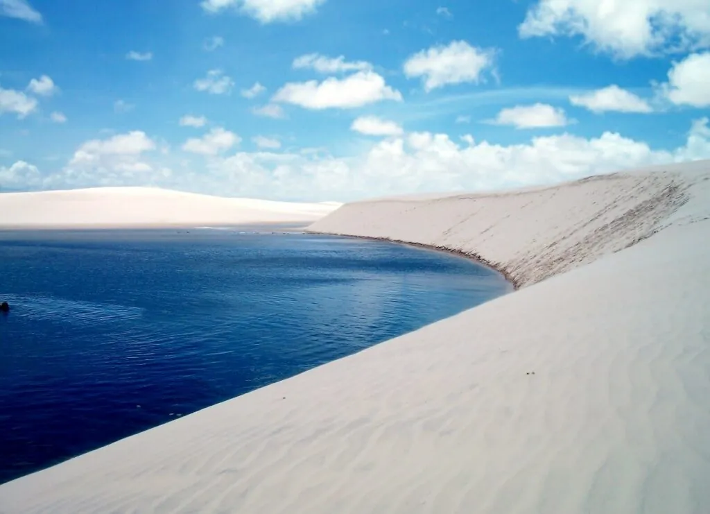 Lagoa cheia entre as dunas dos Lençóis Maranhenses