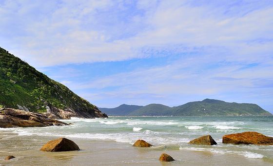 Praia do Saquinho, no sul de Florianópolis, onde a trilha desce por uma escadaria comunitária