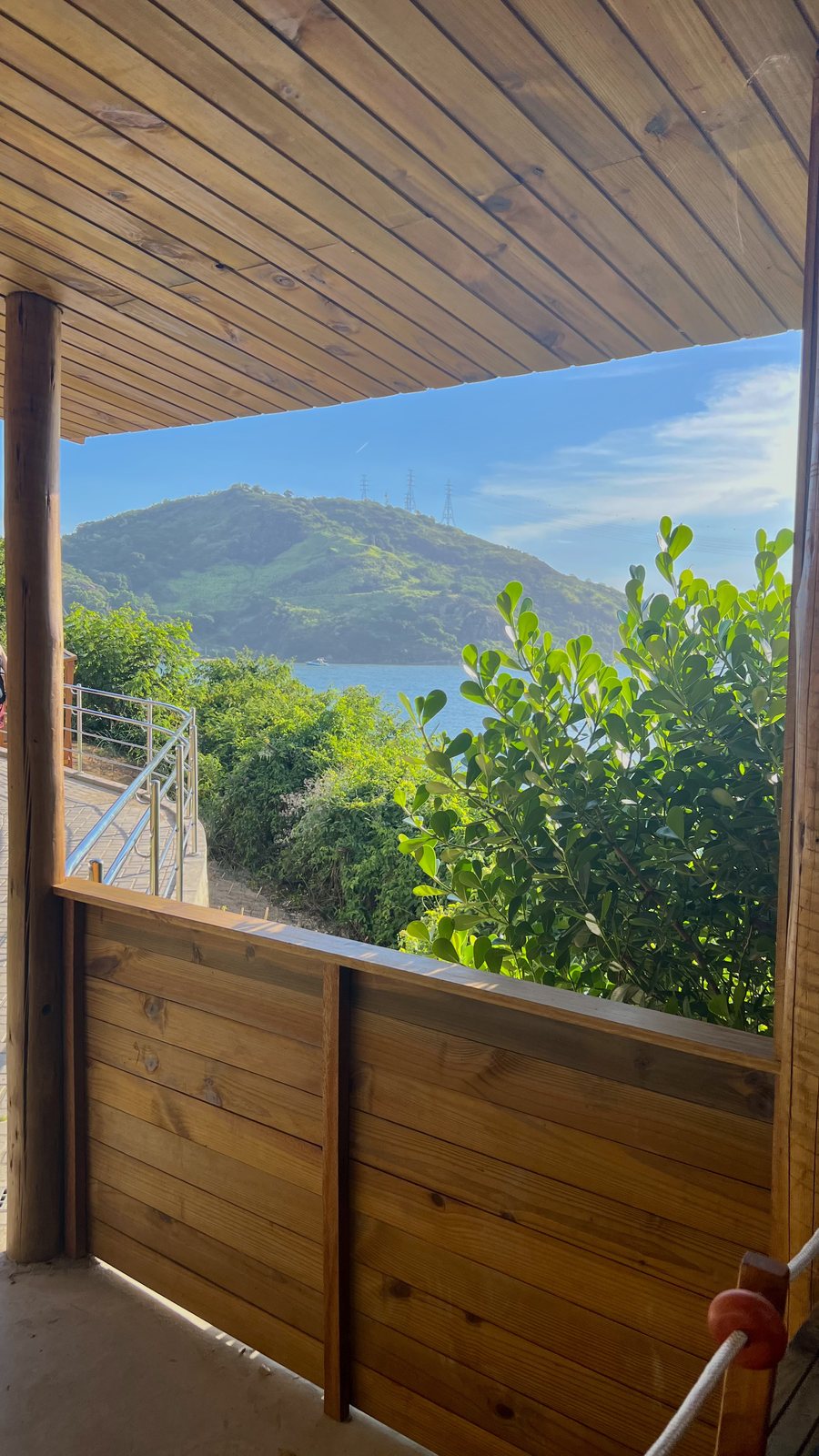 A vista da baía de dentro do deque de madeira